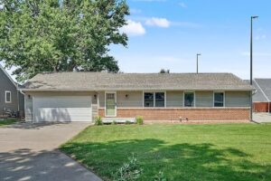 211 E 12th St, Pella, IA 50219
