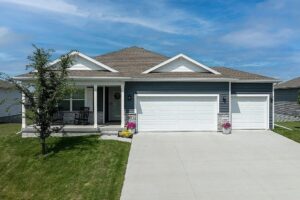 903 Juneberry Dr, Palo, IA 52324