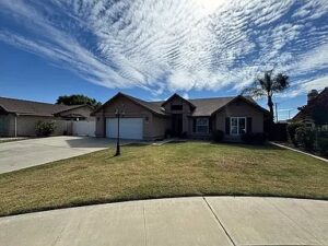 1329 N Simon Ct, Visalia, CA 93292